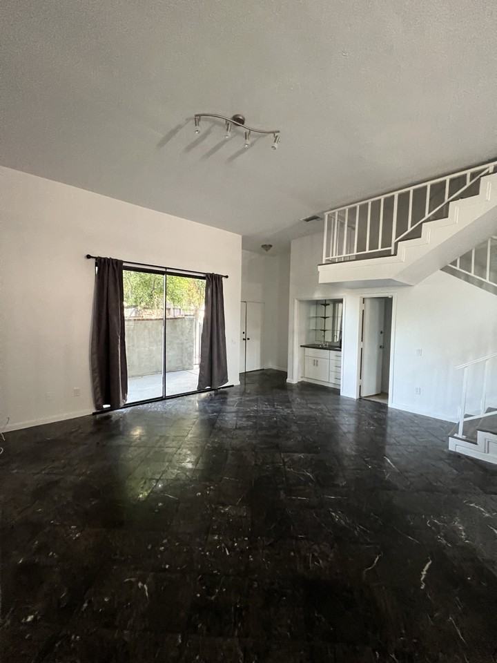 17836 Killion St - Photo 4 of 35