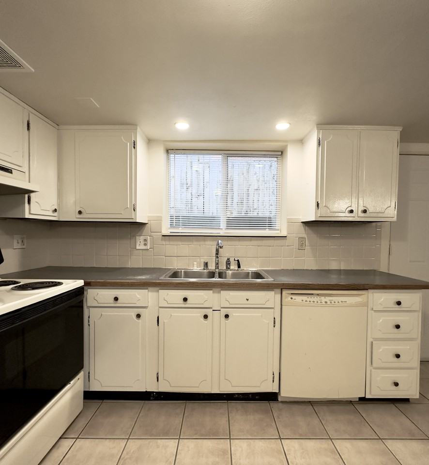 1114 15th St #B - Photo 4 of 13