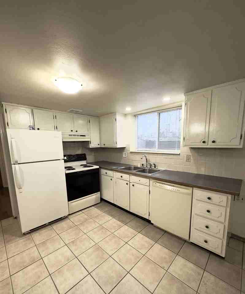 1114 15th St #B - Photo 5 of 13