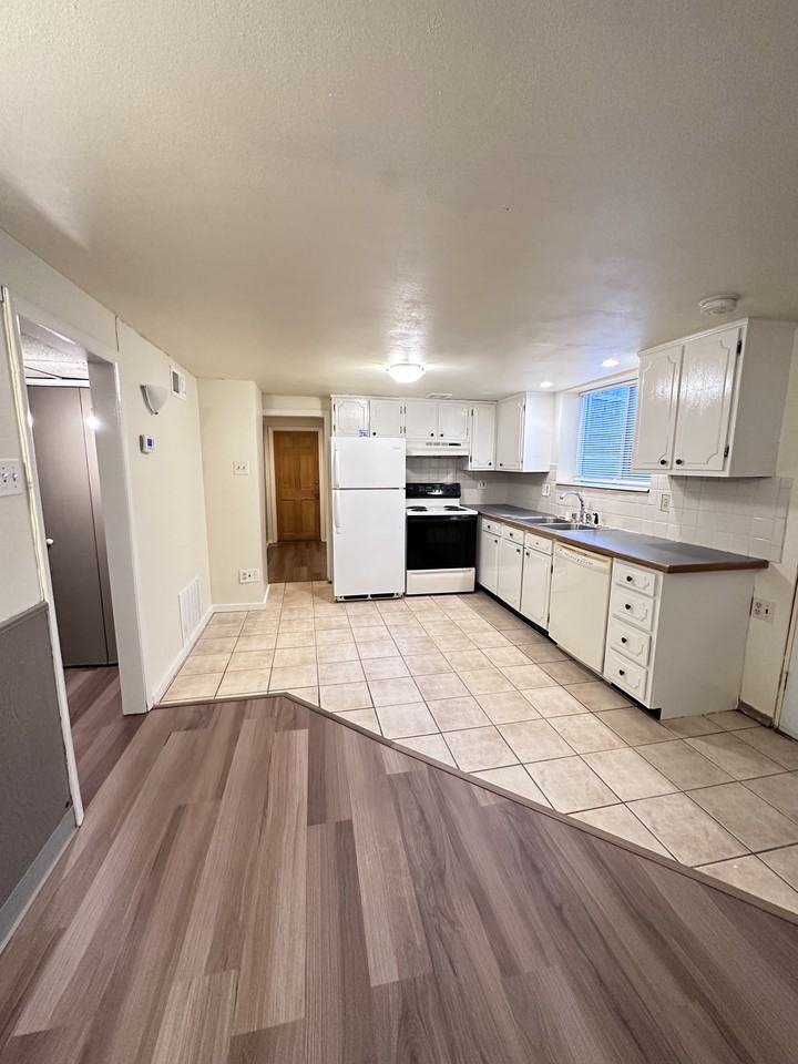 1114 15th St #B - Photo 6 of 13