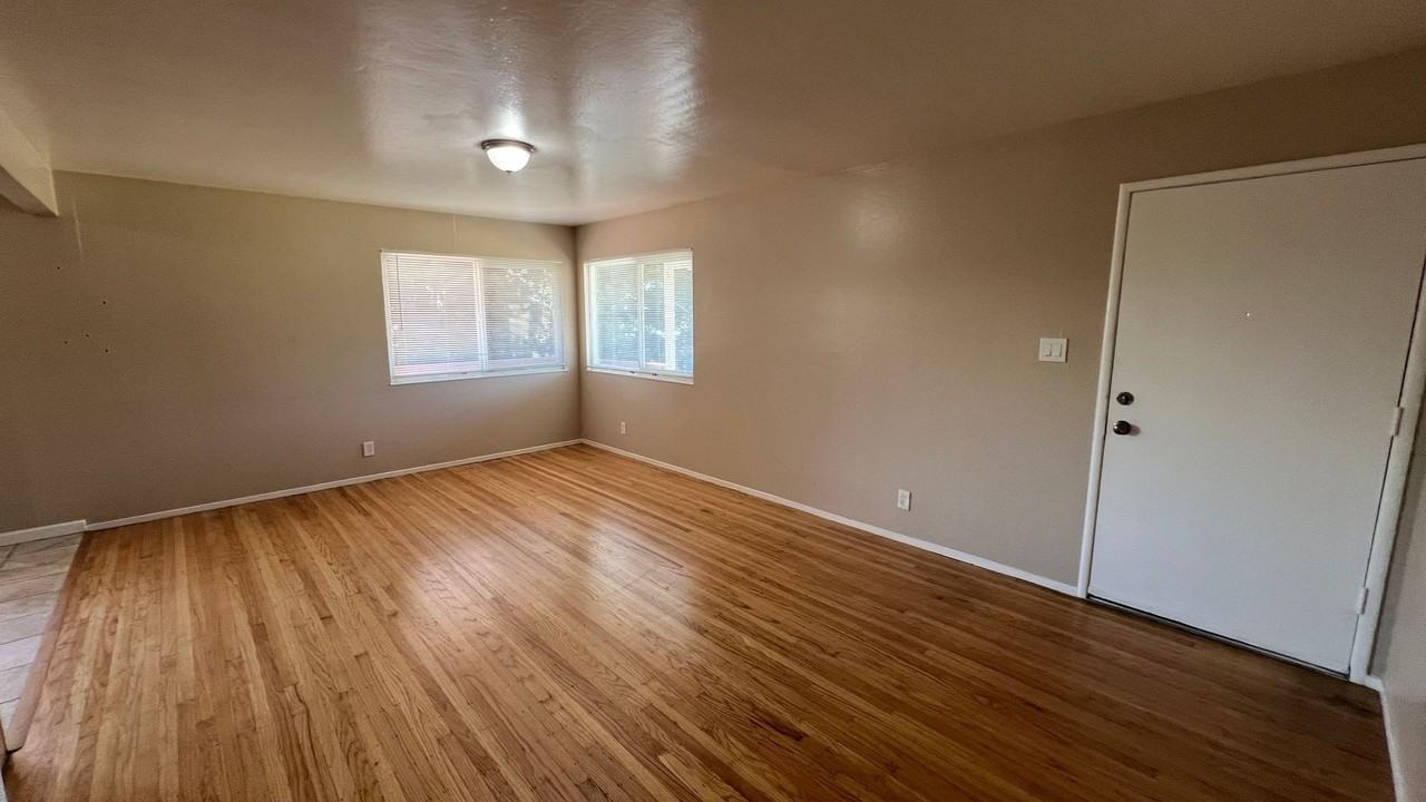 F16721 - Photo 3 of 12