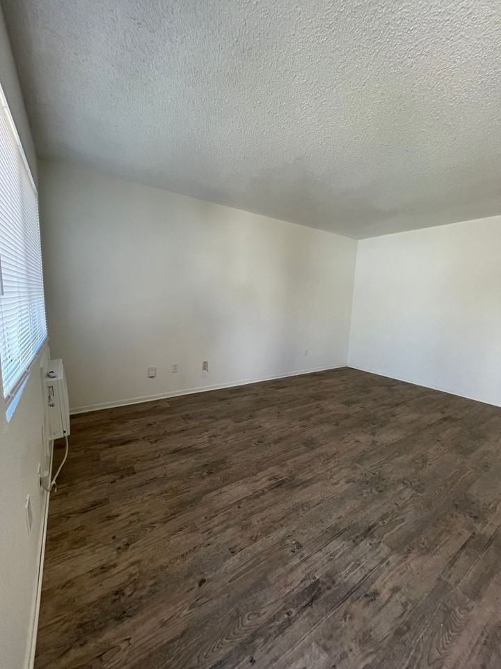 737 W Santa Fe Ave
