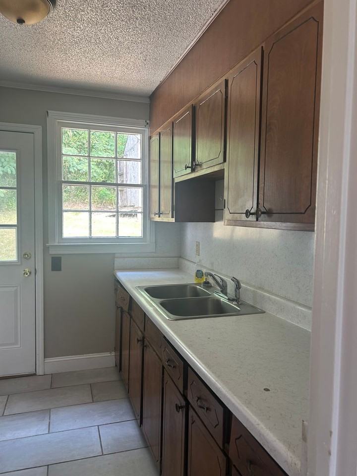 224 Beech St - Photo 4 of 10