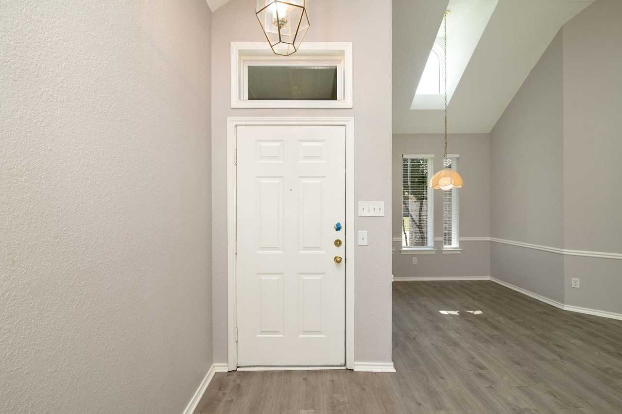 1329 Maywood Ct - Photo 3 of 25