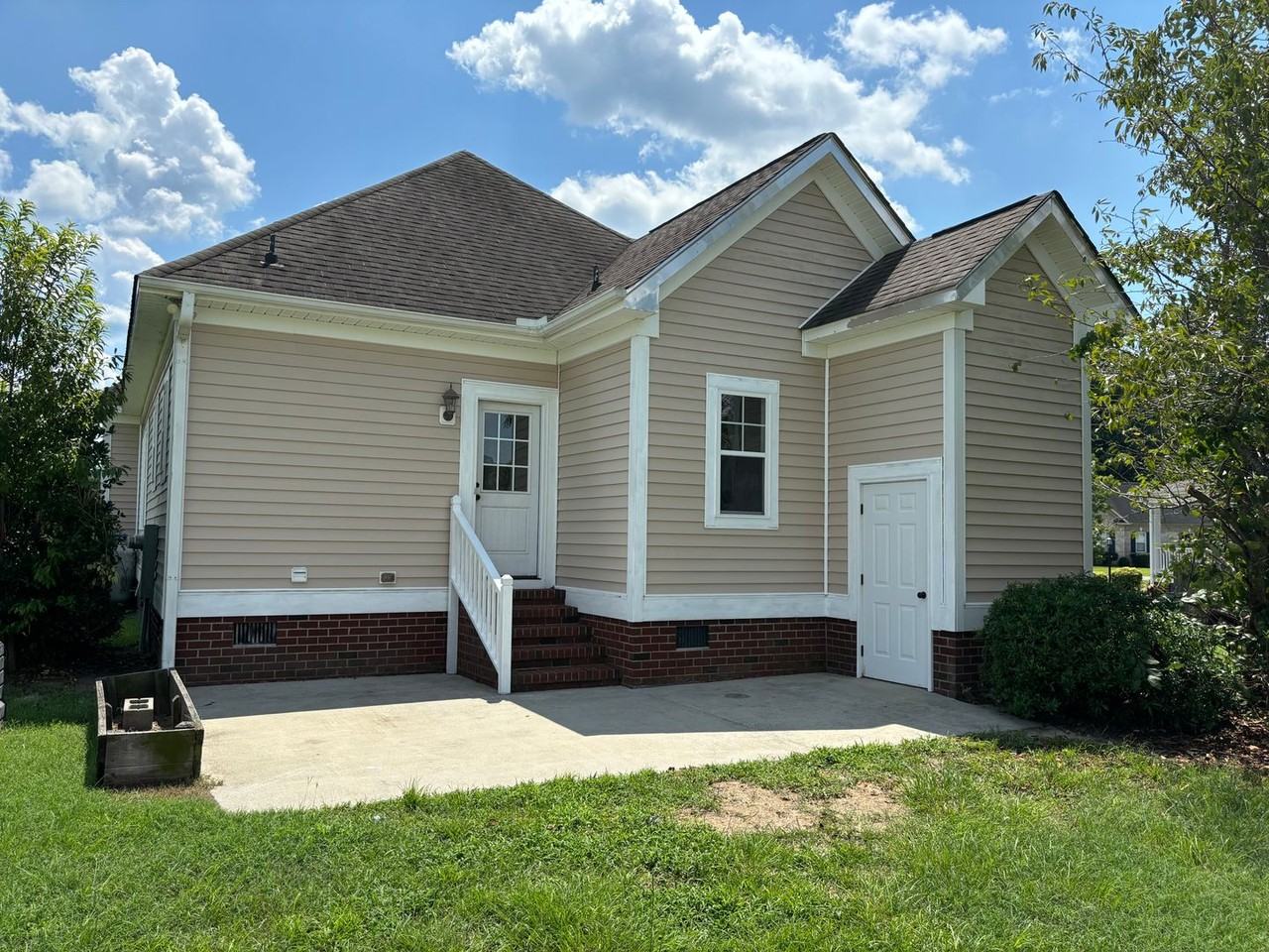 200 Stillwater Creek Dr - Photo 2 of 15