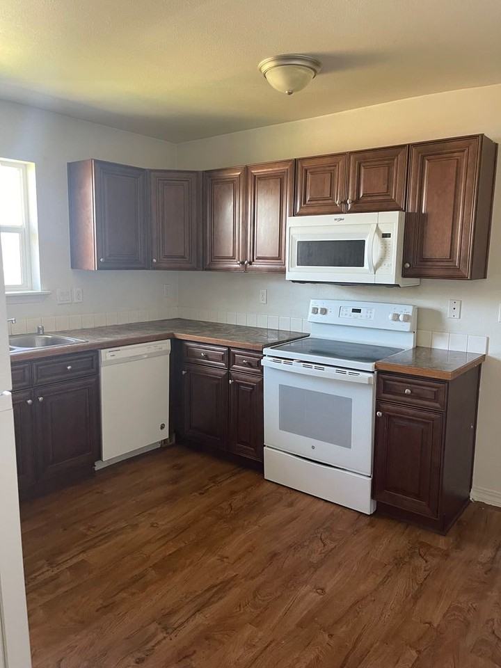 1406 E Adelia Ct - Photo 3 of 11