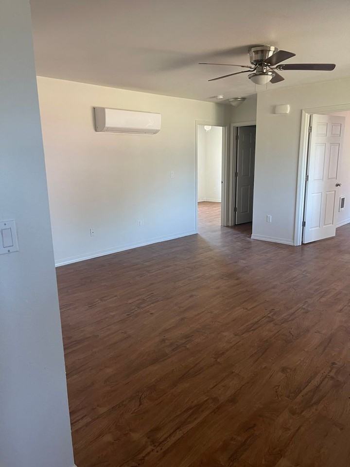 1406 E Adelia Ct - Photo 4 of 11
