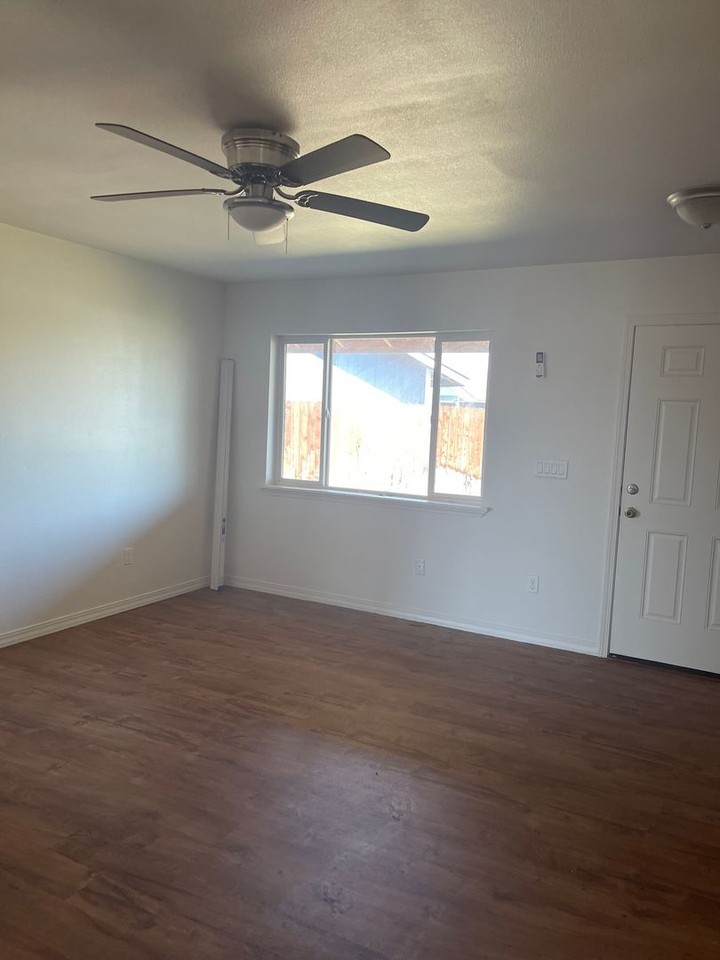 1406 E Adelia Ct - Photo 5 of 11