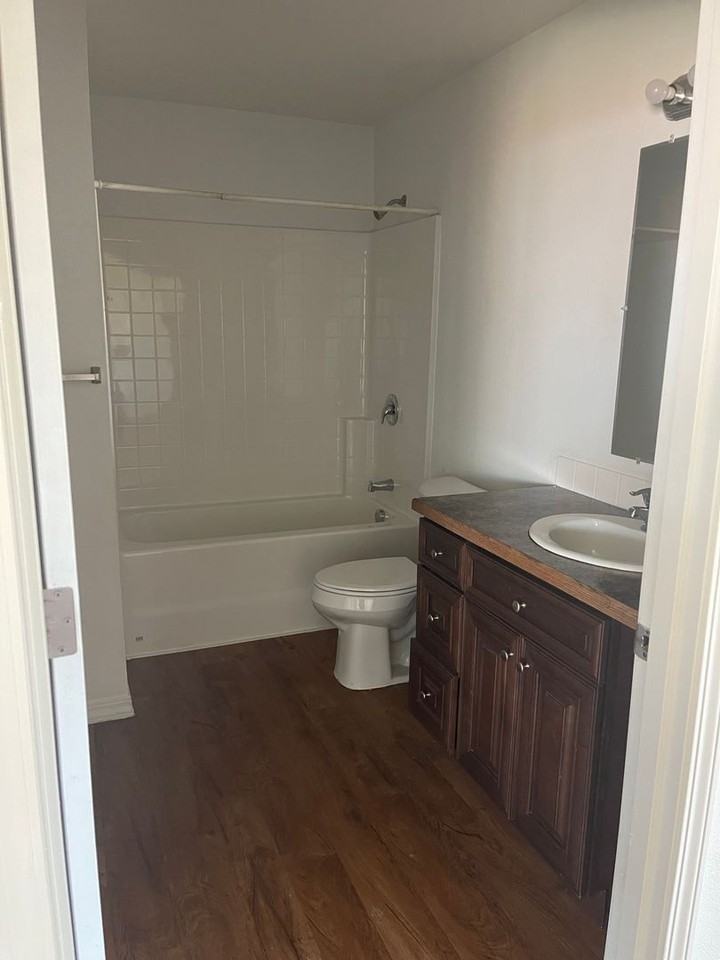 1406 E Adelia Ct - Photo 7 of 11