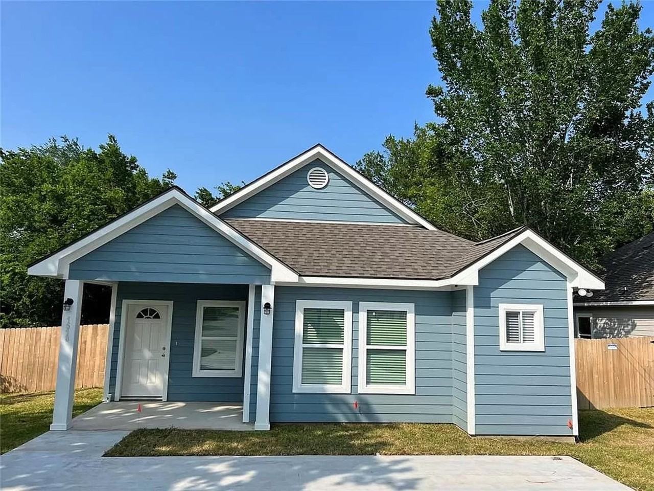 1518 Saunders St - Photo 2 of 12