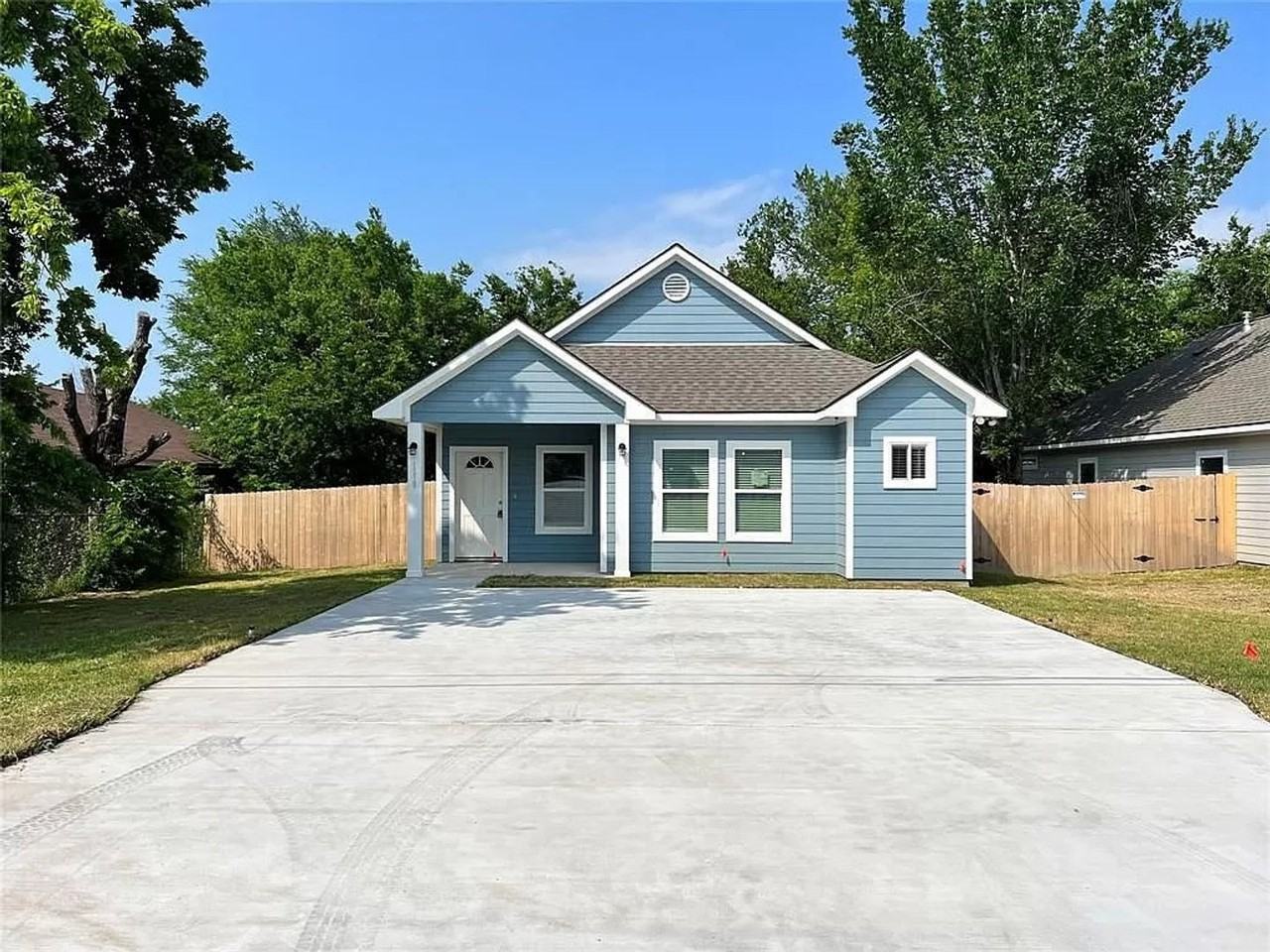 1518 Saunders St - Photo 3 of 12