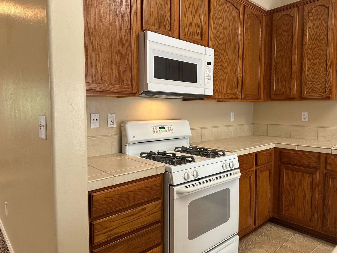 11710 Stratosphere Ave - Photo 6 of 20