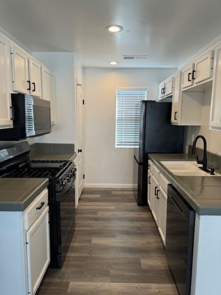 3126 Silverlake Dr - Photo 3 of 15