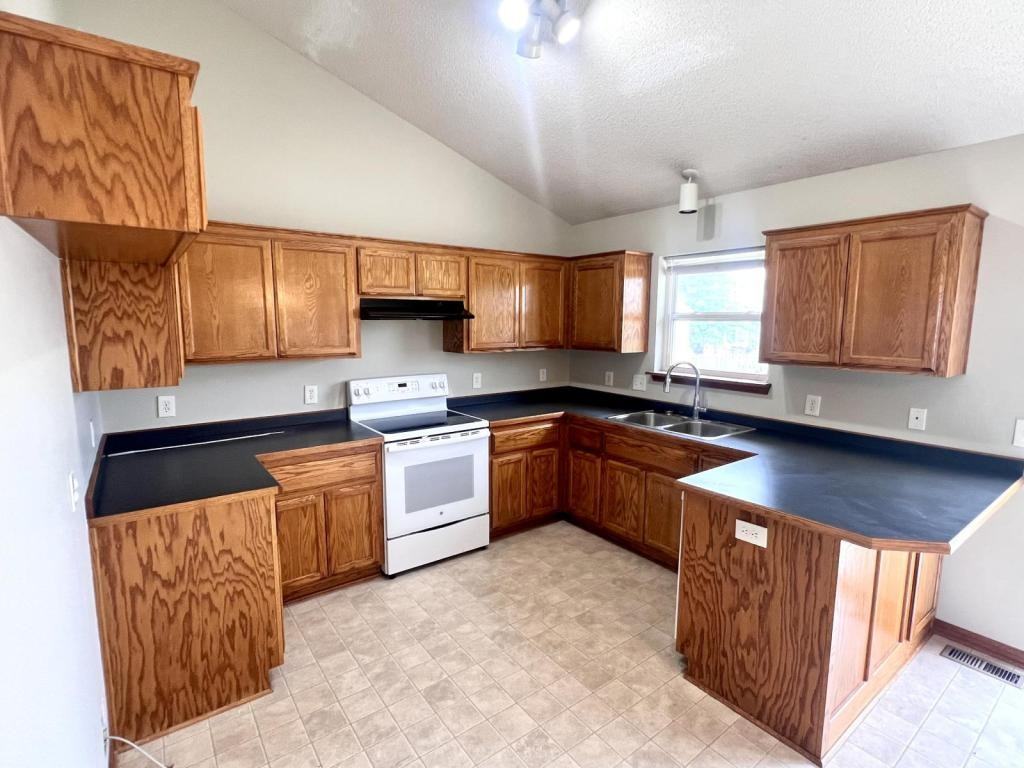 1110 Buttercup St - Photo 2 of 16