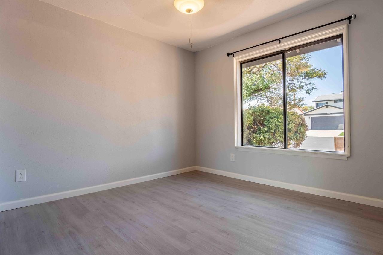 5052 Long View Dr - Photo 4 of 18