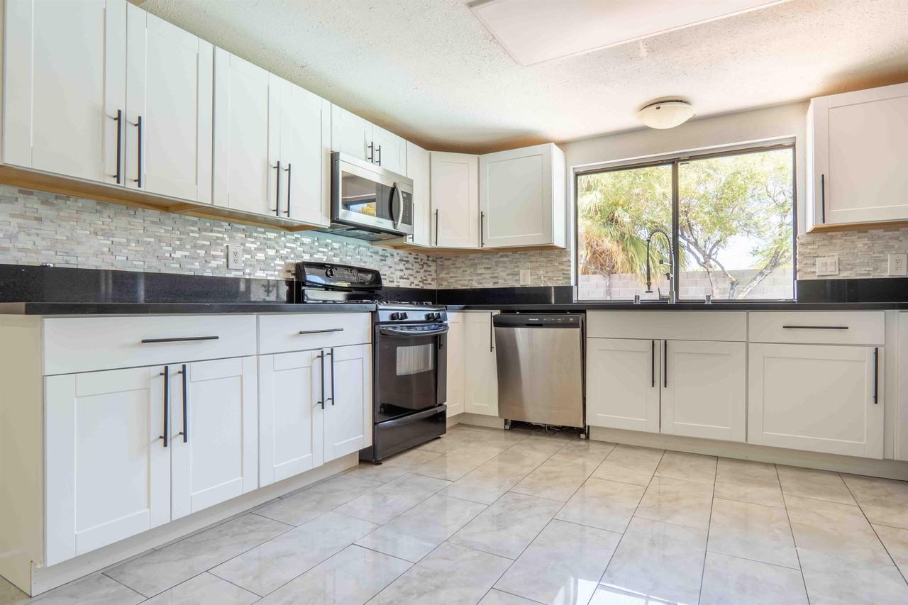 5052 Long View Dr - Photo 2 of 18