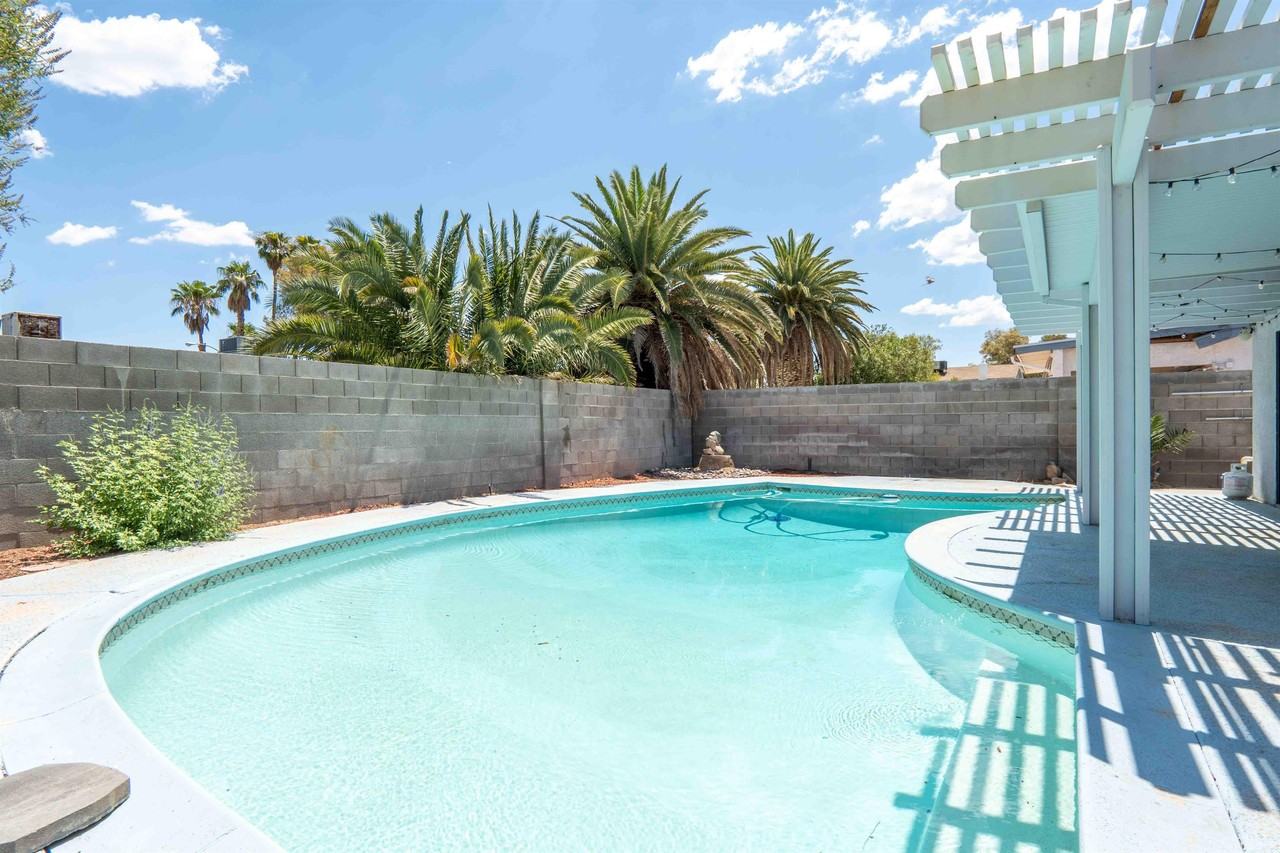 5052 Long View Dr - Photo 2 of 18