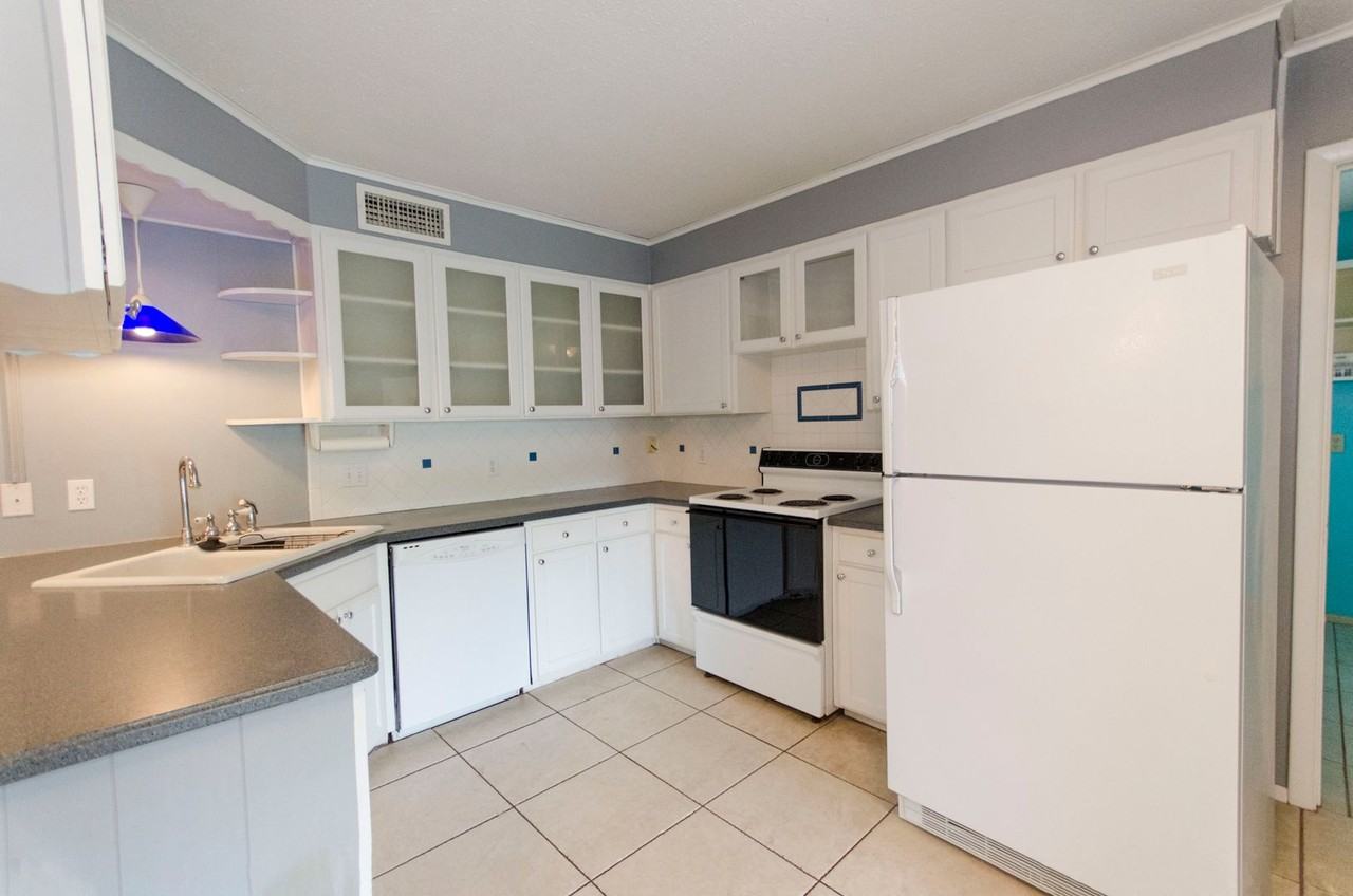 3402 Tanglewood Dr - Photo 3 of 14