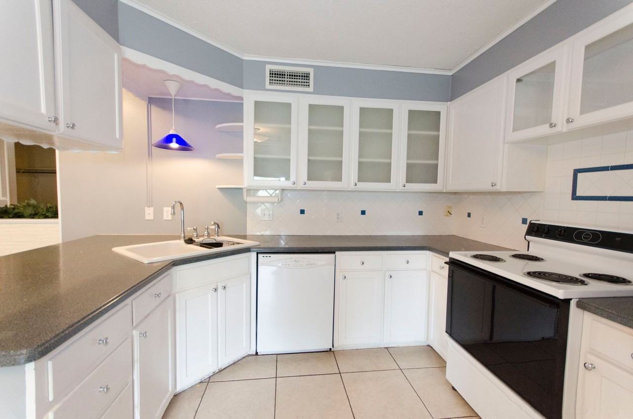 3402 Tanglewood Dr - Photo 2 of 14