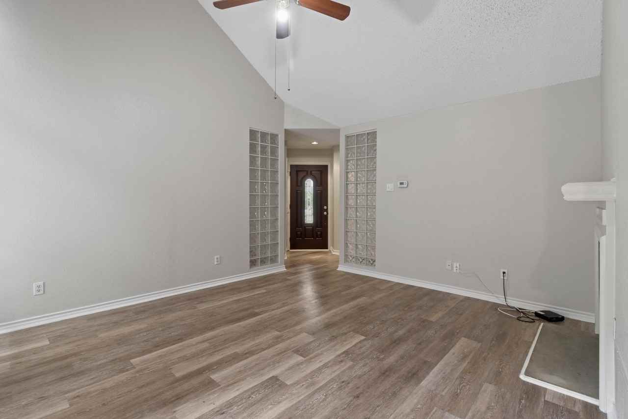 18031 Whispering Gables Ln - Photo 3 of 15