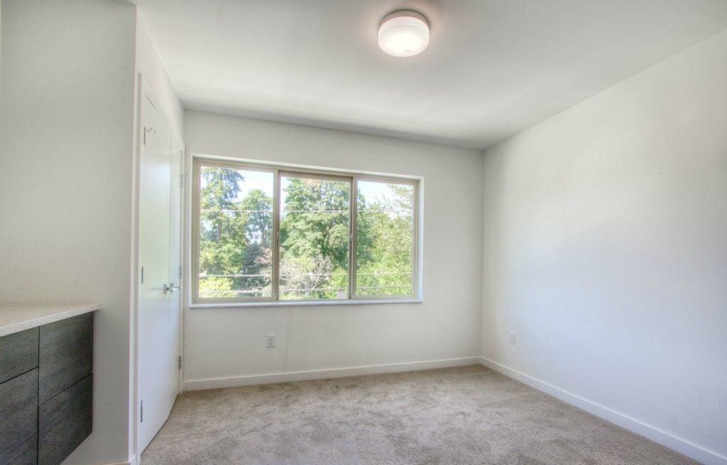 4061 Ne 50th St - Photo 3 of 9