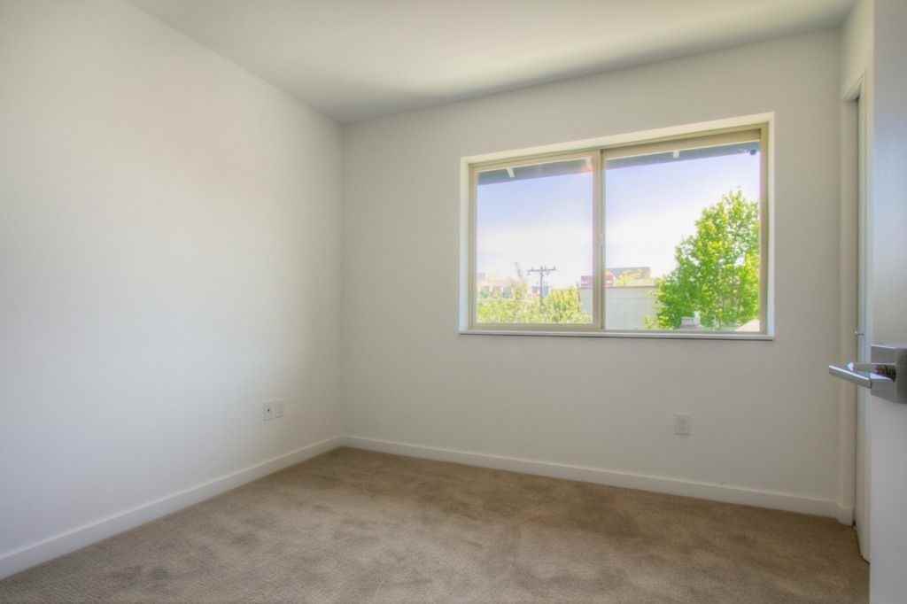 4061 Ne 50th St - Photo 5 of 9