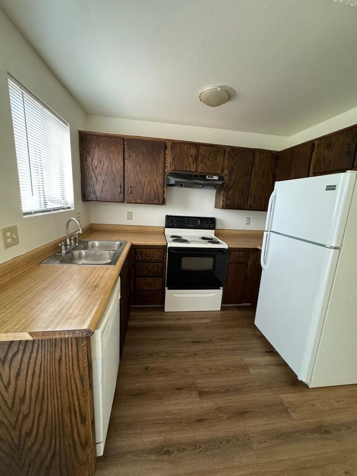 4988 Ivor Dr - Photo 3 of 14