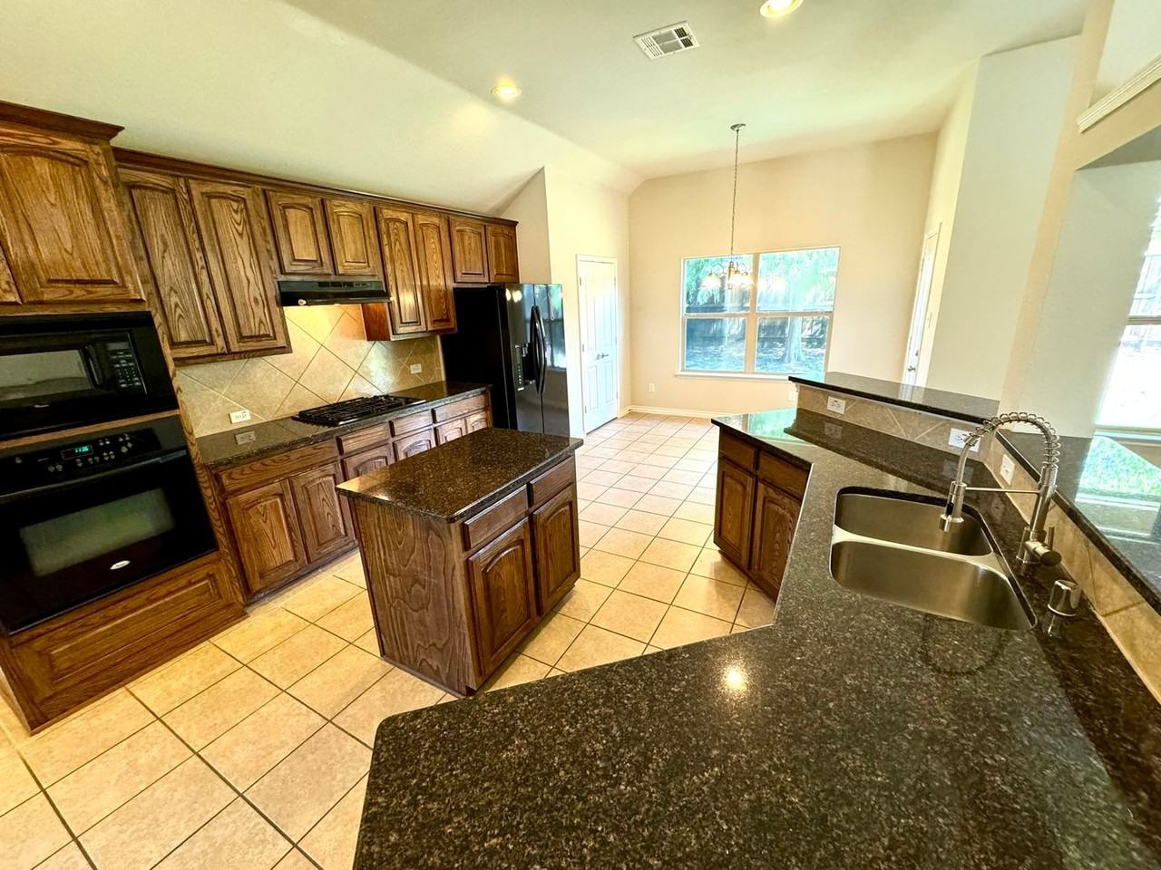 1703 Stonewick Dr - Photo 4 of 18