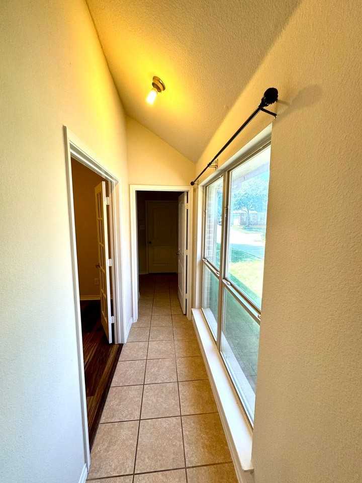 1703 Stonewick Dr - Photo 6 of 18