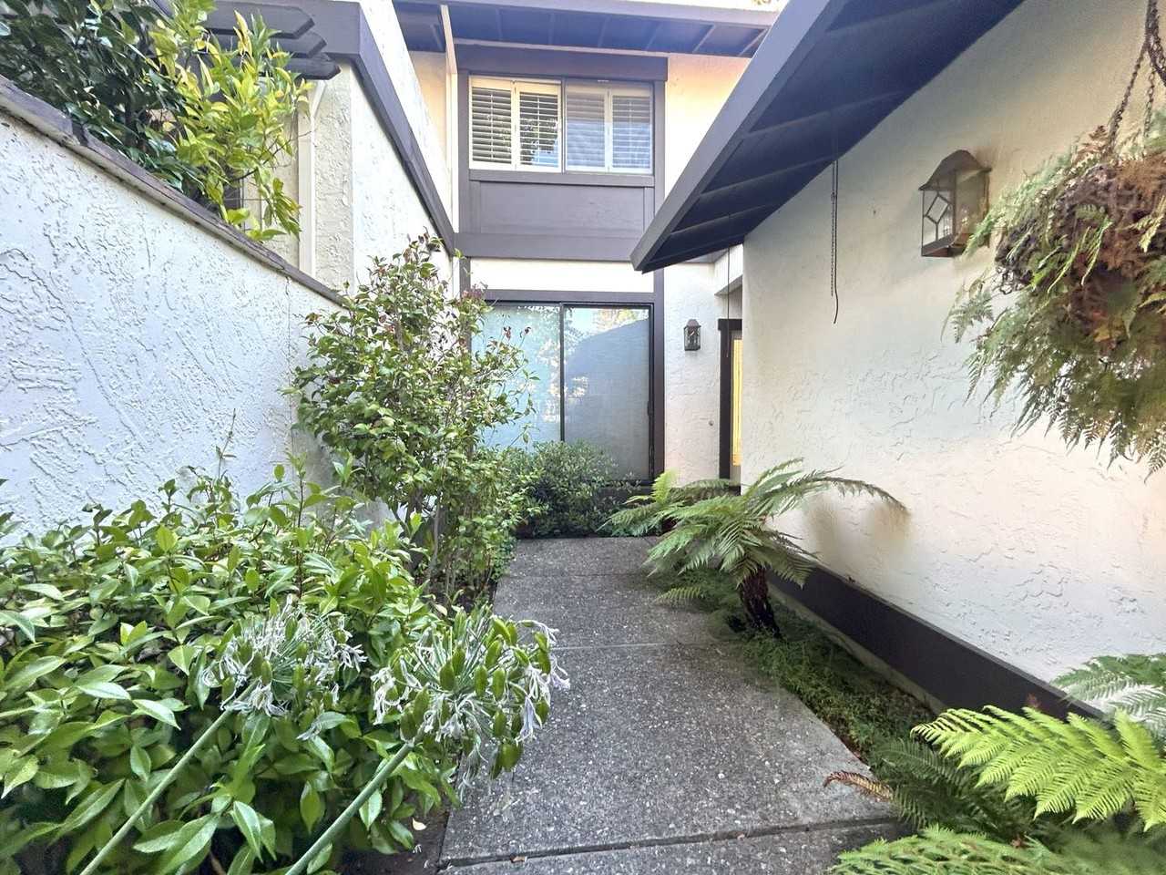 2430 Sharon Oaks Dr - Photo 3 of 28