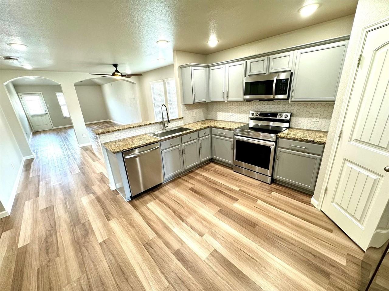 1812 Arbordale Way - Photo 2 of 12