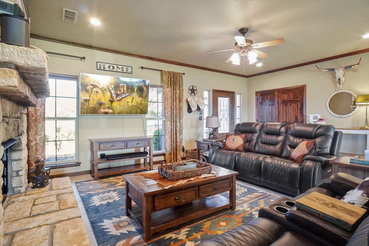 222 Stanley Ln - Photo 3 of 34