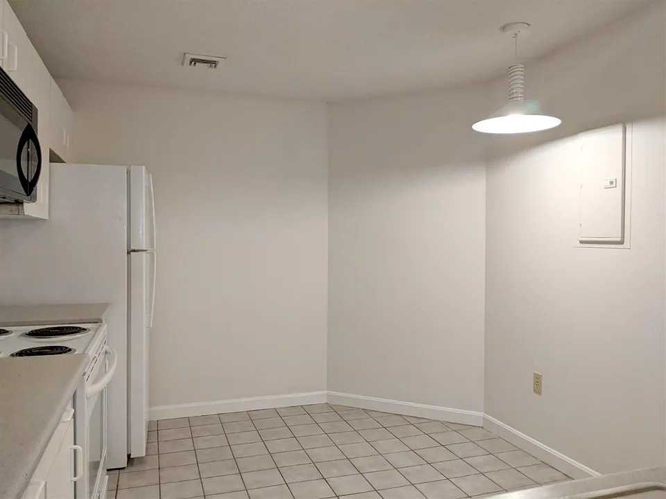 175 Beacon St - Photo 5 of 8