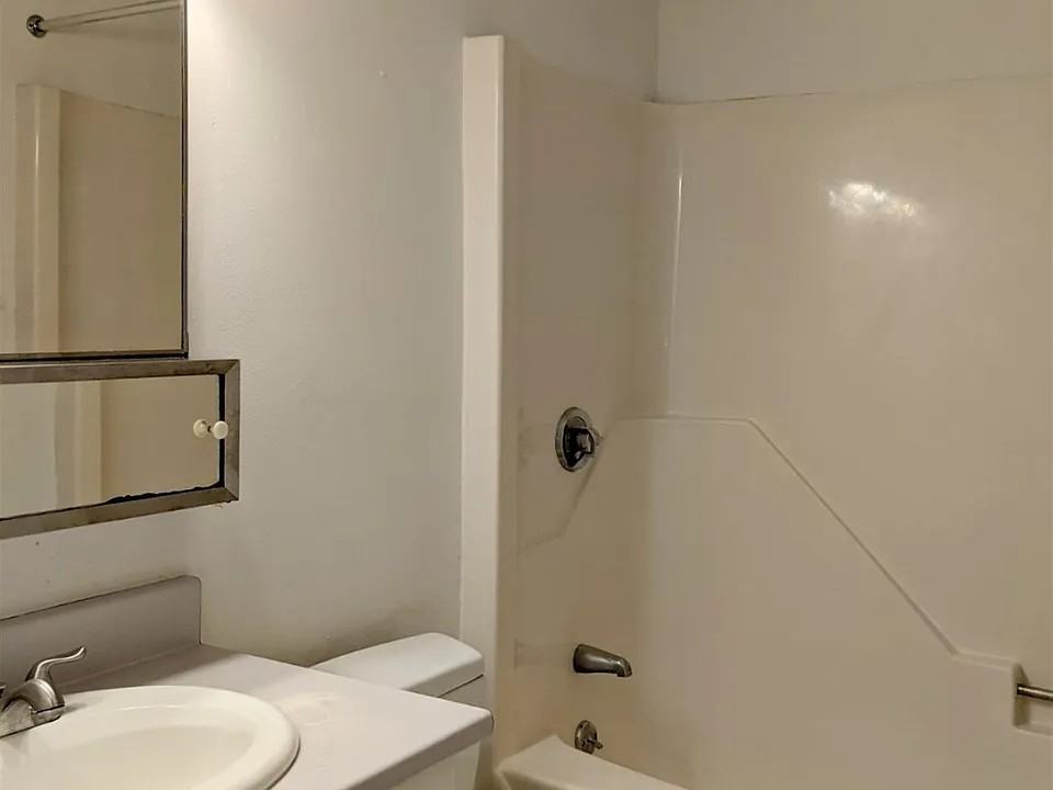 175 Beacon St - Photo 7 of 8
