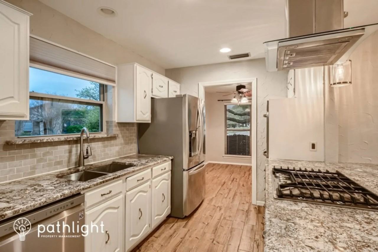 1105 Eastview Cir - Photo 3 of 17