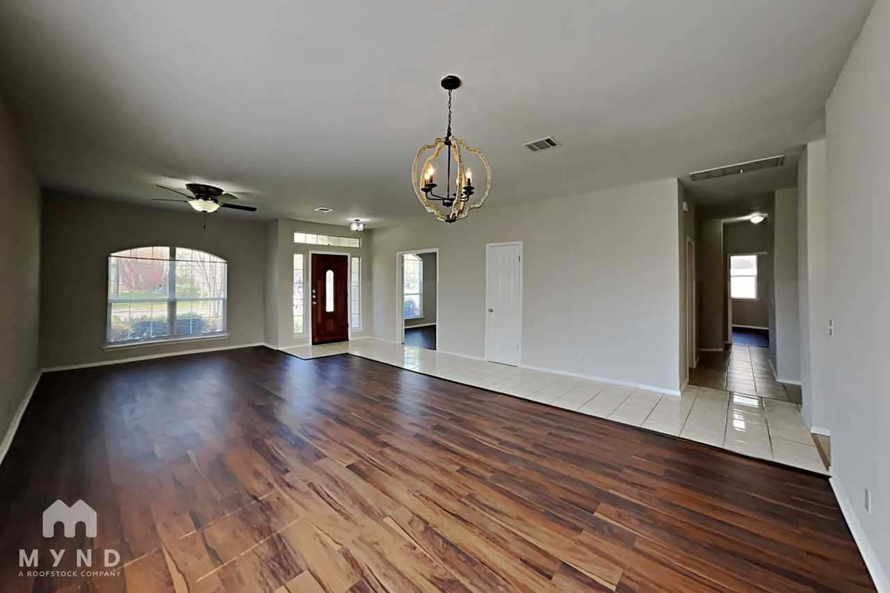 1565 Jerusalem Dr - Photo 2 of 27