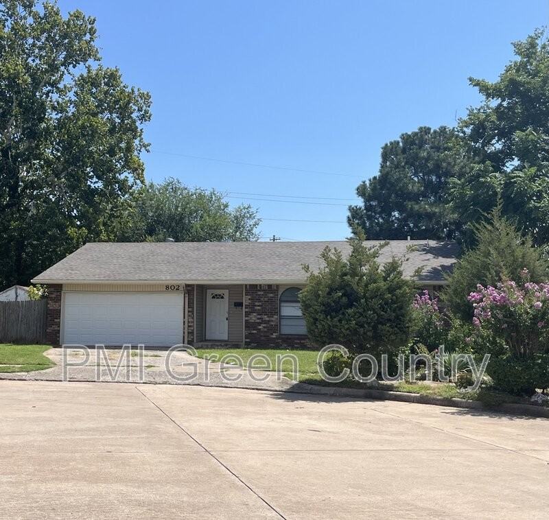 802 W 20th Pl - Photo 2 of 17