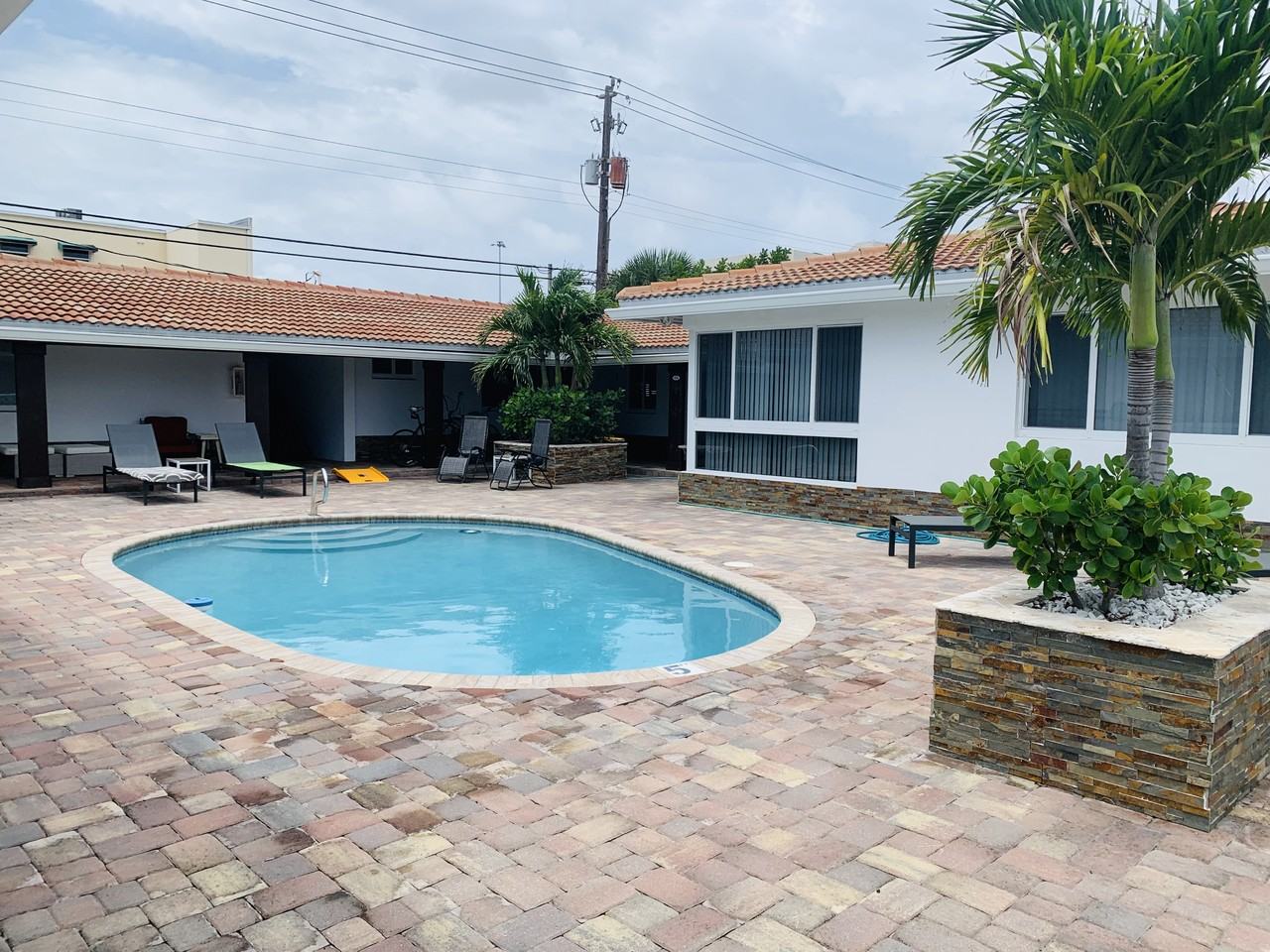 2708 Ne 32Nd St - Photo 2 of 2