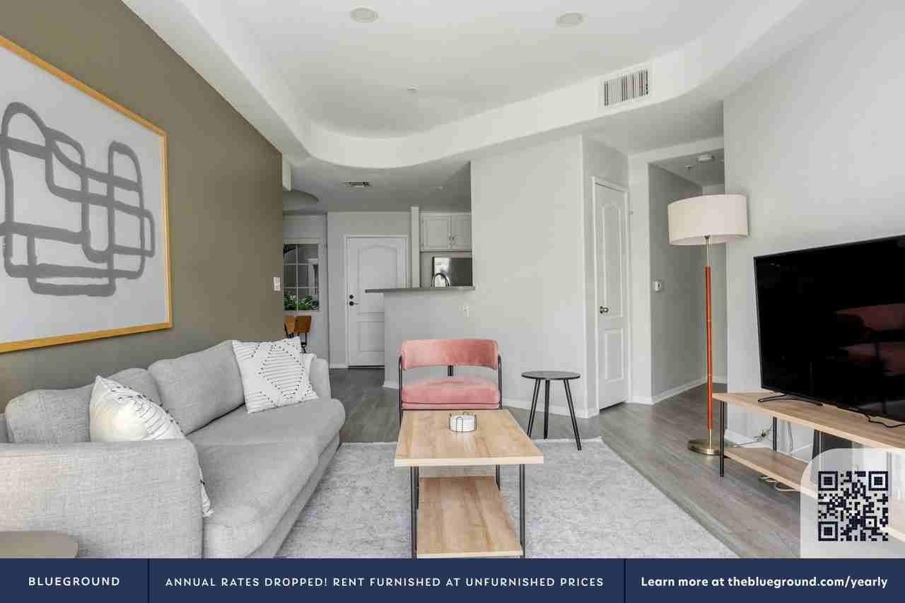 114 North Doheny Drive - Photo 4 of 28