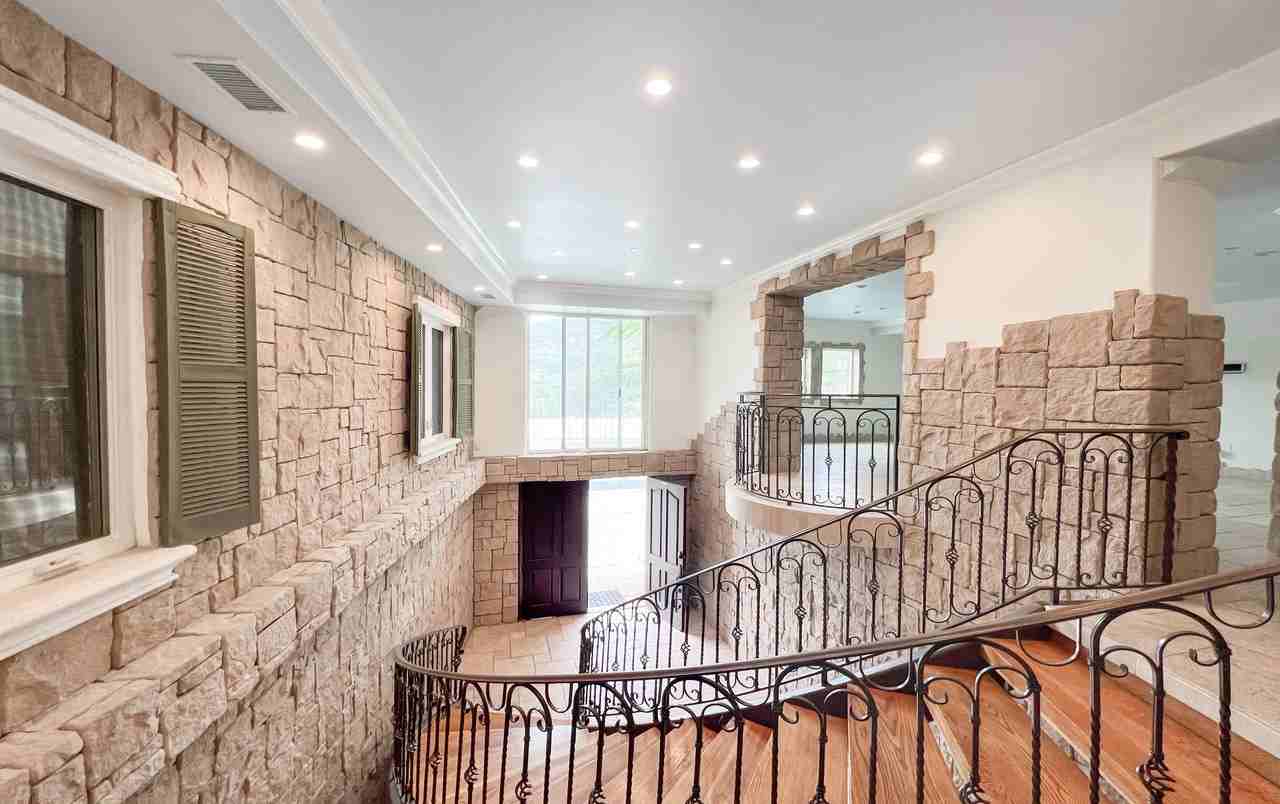 3209 Hillock Dr - Photo 3 of 38