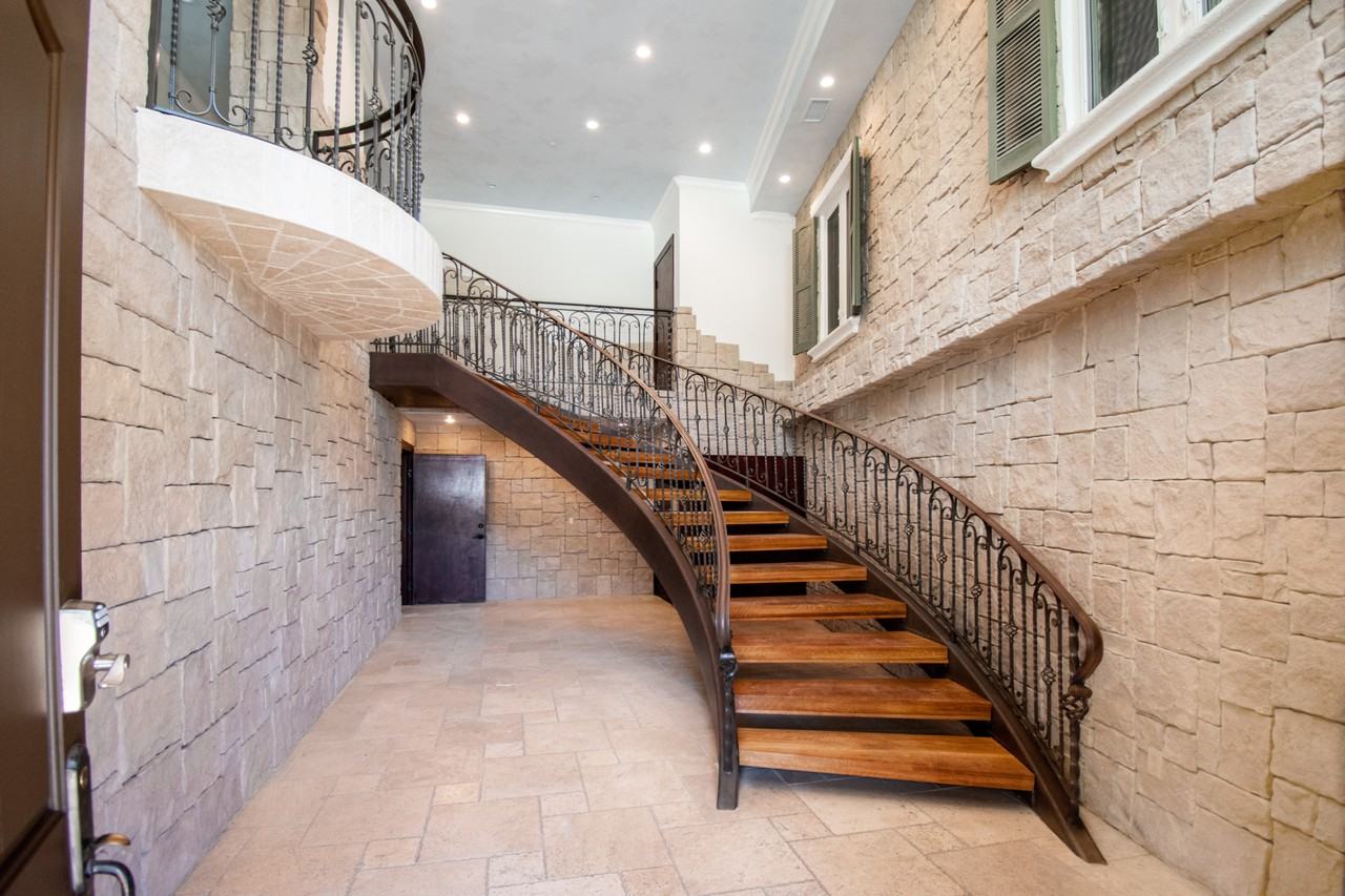 3209 Hillock Dr - Photo 2 of 38