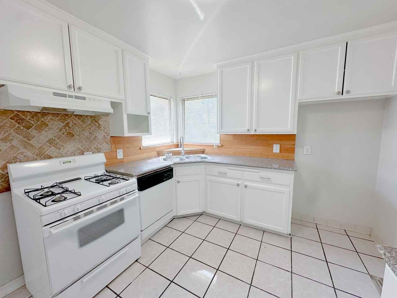 3032 Nw 70th St - Photo 3 of 17