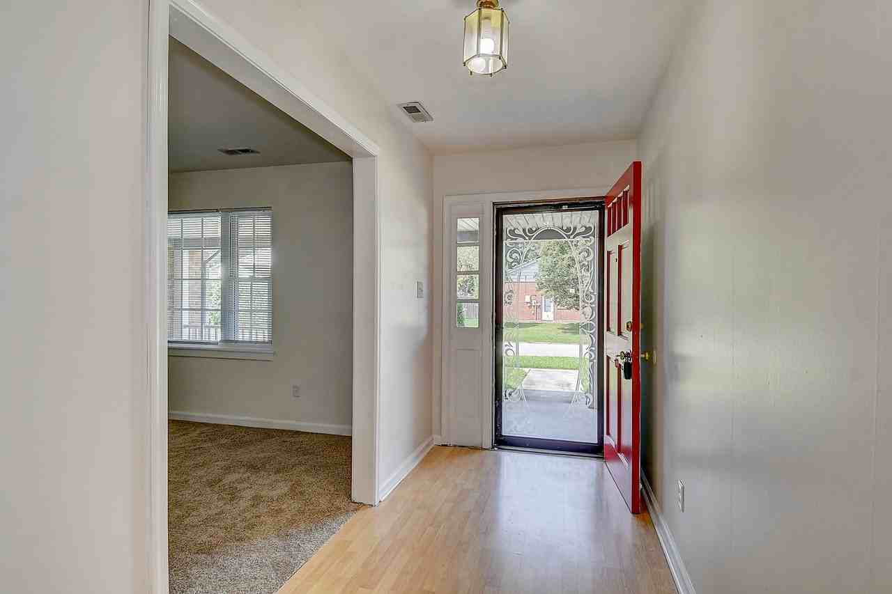 321 E Palmyra Dr - Photo 6 of 39