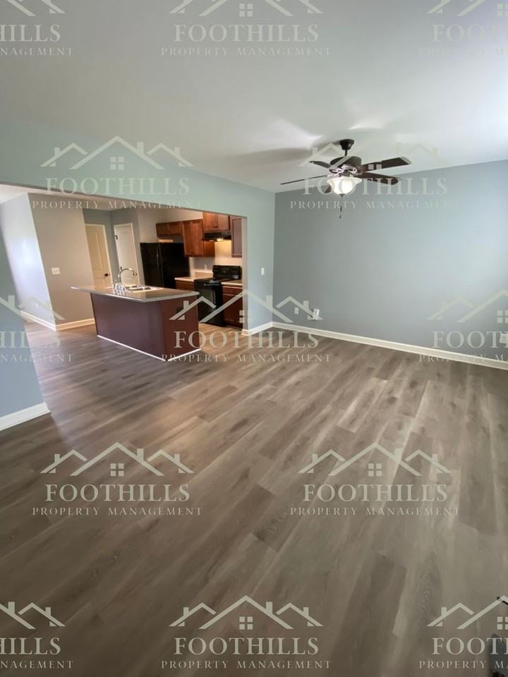 112 Royalview Dr - Photo 3 of 19