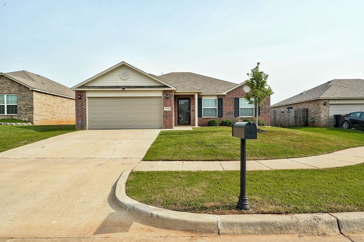 11705 Nw 133rd St - Photo 2 of 35