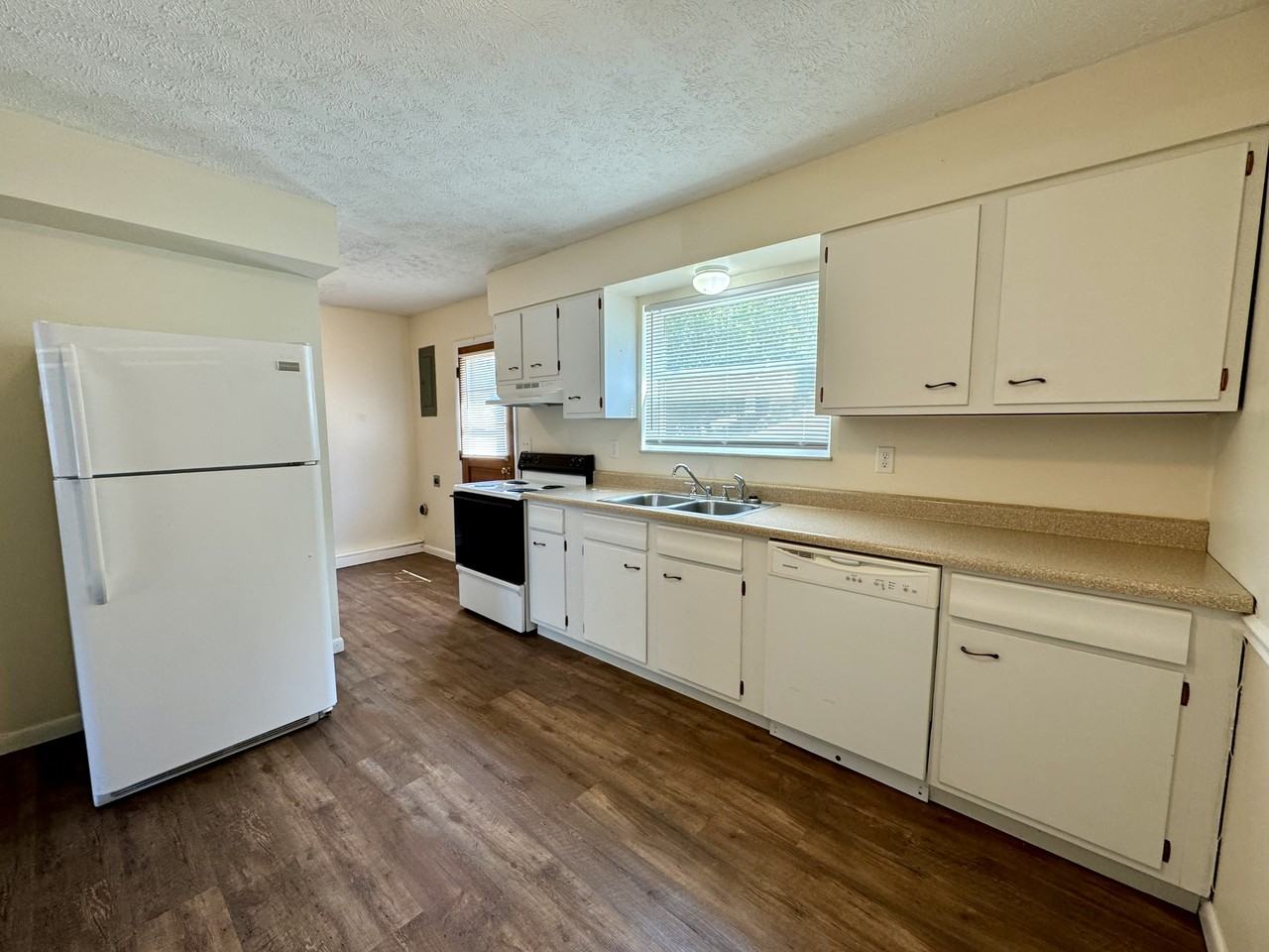 1574 Main St #2 - Photo 4 of 12
