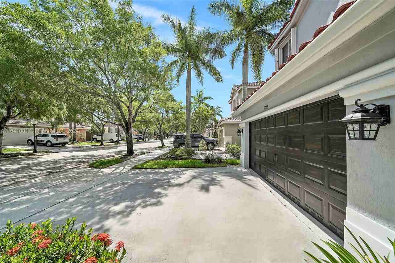 1058 Golden Cane Dr - Photo 2 of 8