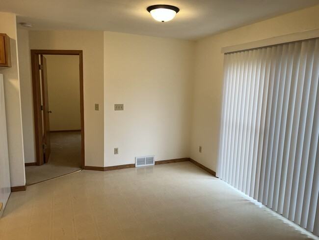 1095 Heritage Court - Photo 3 of 13