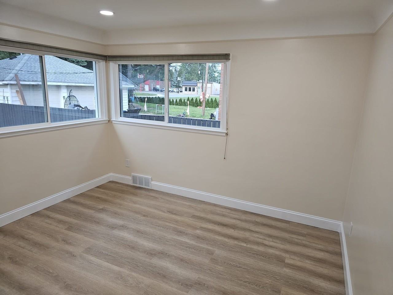 24042 Penn St - Photo 2 of 17