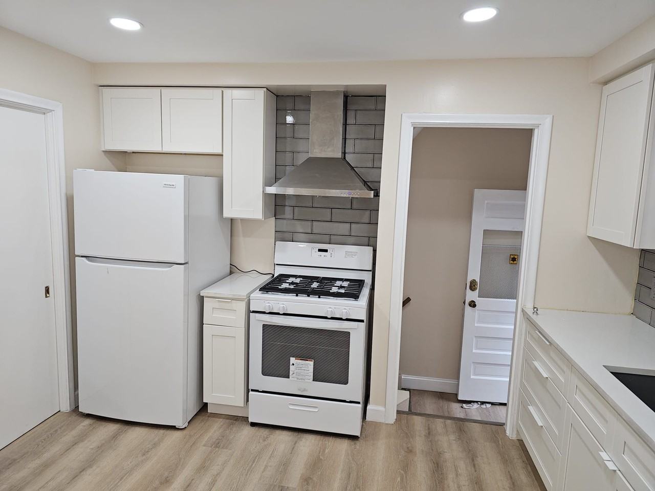 24042 Penn St - Photo 3 of 17